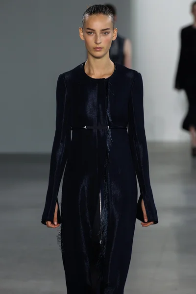 Μοντέλο Julia Bergshoeff (Dna) με τα πόδια διάδρομο στην συλλογή Calvin Klein επίδειξη μόδας — Φωτογραφία Αρχείου