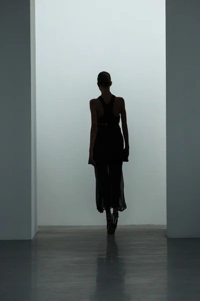 Модель Maartje Verhoef гуляет по подиуму на показе мод Calvin Klein Collection — стоковое фото