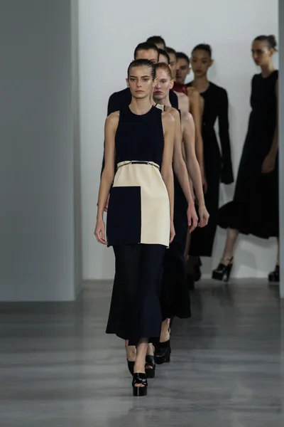 Las modelos caminan por la pasarela final en el desfile de moda Calvin Klein Collection — Foto de Stock