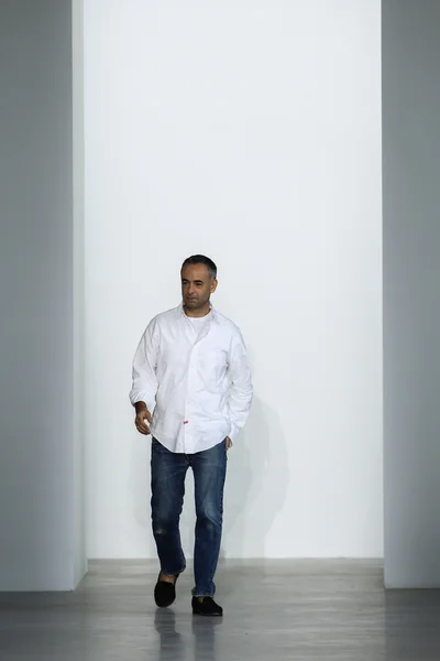 El diseñador de moda Francisco Costa aparece en la pasarela del desfile de moda Calvin Klein Collection — Foto de Stock