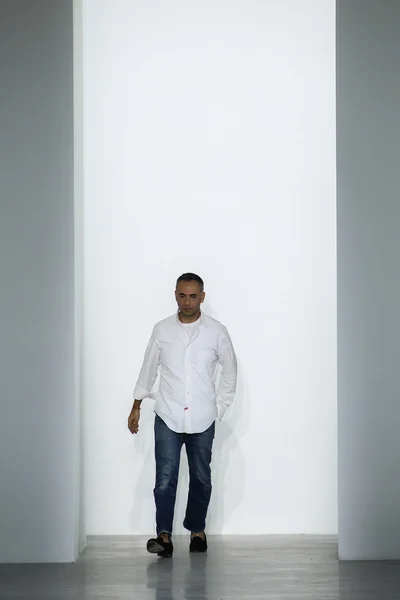 Lo stilista Francisco Costa appare in passerella alla sfilata di moda Calvin Klein Collection — Foto Stock