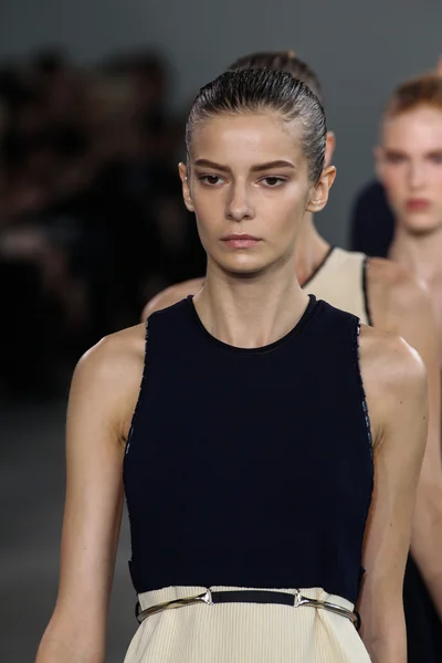 Model Dasha Denisenko lopen de start-en landingsbaan op de Calvin Klein collectie fashion show — Stockfoto