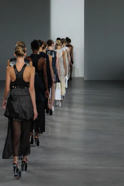 Модель прогуливается по подиуму на показе мод Calvin Klein Collection — стоковое фото