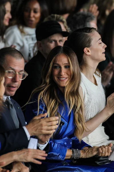 La directrice artistique de Conde Nast Anna Wintour et Sarah Jessica Parker et Rooney Mara assistent au défilé de mode Calvin Klein Collection — Photo