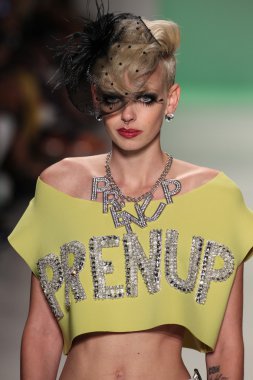 Model Mercedes-Benz Moda Haftası sırasında Betsey Johnson pist yürür