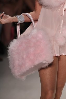 Camille Grammer Betsey Johnson defile pist yürür