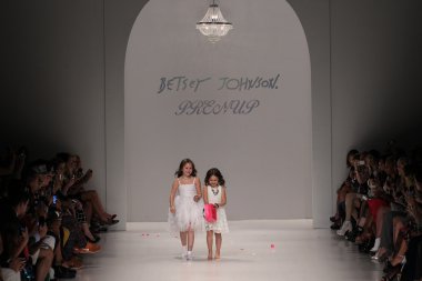 Mercedes-Benz Moda Haftası sırasında Betsey Johnson