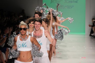 Mercedes-Benz Moda Haftası sırasında Betsey Johnson