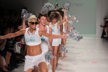 Mercedes-Benz Moda Haftası sırasında Betsey Johnson