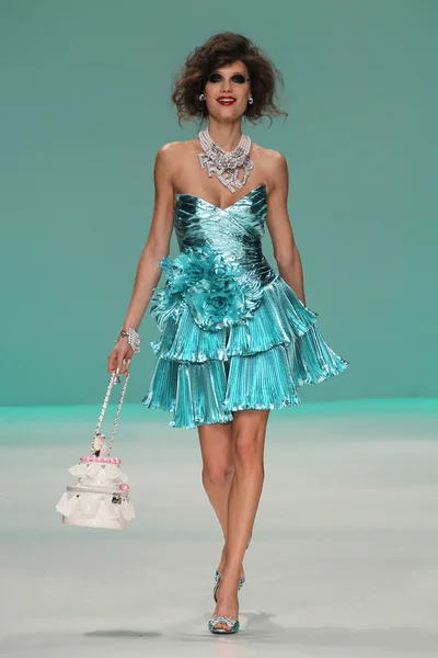 Modelu spacery pasa startowego Betsey Johnson podczas Mercedes-Benz Fashion Week — Zdjęcie stockowe