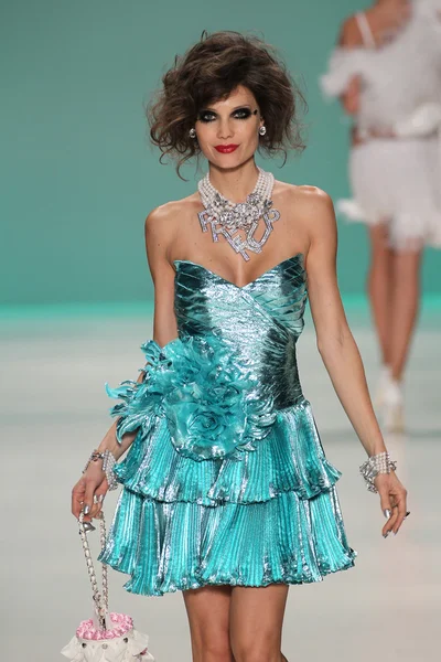 Modelo caminha na pista de Betsey Johnson durante Mercedes-Benz Fashion Week — Fotografia de Stock