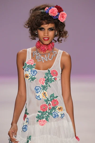 Modelu spacery pasa startowego Betsey Johnson podczas Mercedes-Benz Fashion Week — Zdjęcie stockowe