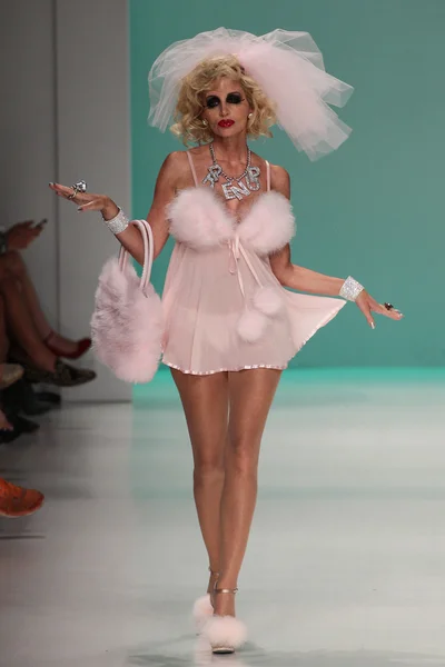 Camille Grammer camina por la pasarela en el desfile de moda de Betsey Johnson —  Fotos de Stock