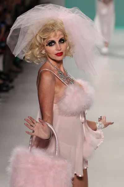 Camille grammer läuft bei der betsey johnson fashion show über den laufsteg — Stockfoto