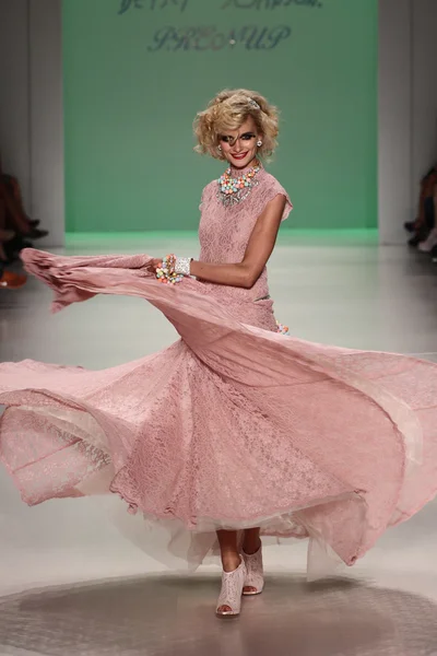 Elena Foley frequenta Betsey Johnson durante a Mercedes-Benz Fashion Week — Fotografia de Stock