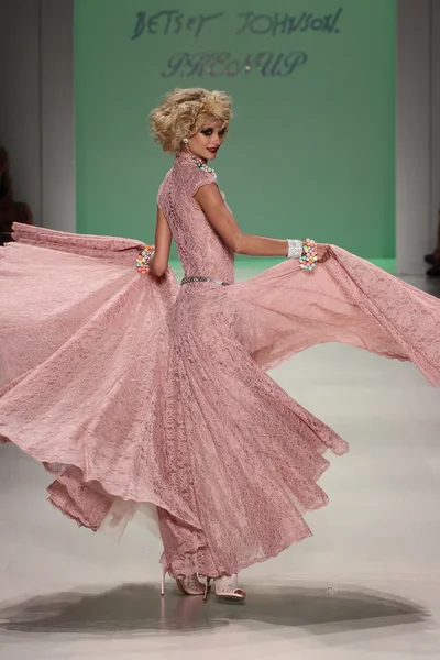 Elena Foley frequenta Betsey Johnson durante a Mercedes-Benz Fashion Week — Fotografia de Stock