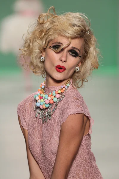 Elena Foley Betsey Johnson Mercedes-Benz Moda Haftası sırasında katılır. — Stok fotoğraf