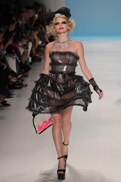 Betsey Johnson durante a Mercedes-Benz Fashion Week — Fotografia de Stock