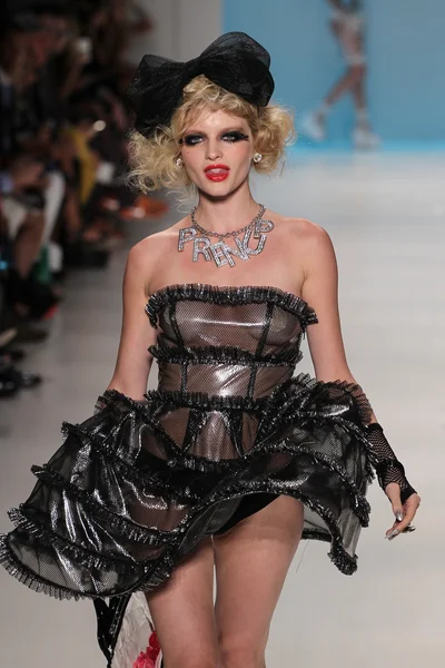 Betsey Johnson podczas Mercedes-Benz Fashion Week — Zdjęcie stockowe