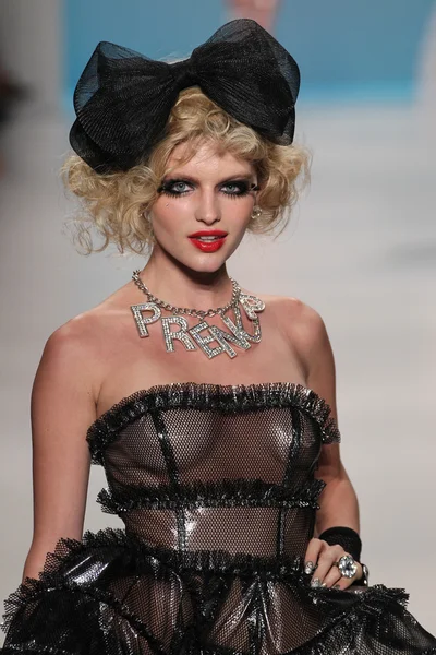 Betsey Johnson během Mercedes-Benz Fashion Week — Stock fotografie