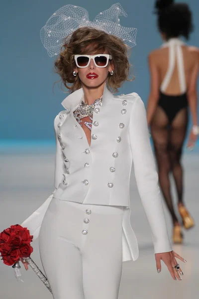 Betsey Johnson během Mercedes-Benz Fashion Week — Stock fotografie