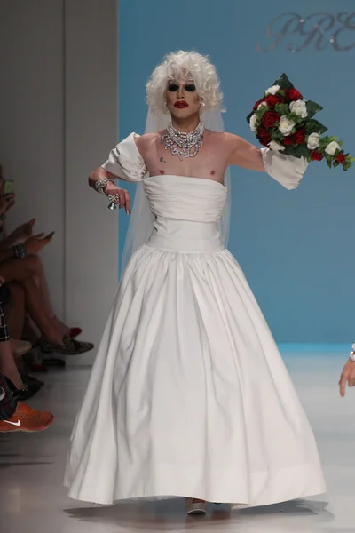 Desfile de moda Betsey Johnson — Foto de Stock