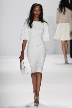 Modeli Badgley Mischka defile pist yürür