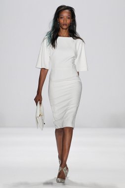 Modeli Badgley Mischka defile pist yürür