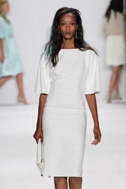 Modeli Badgley Mischka defile pist yürür