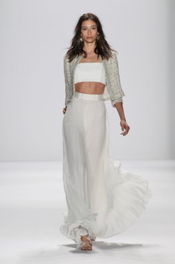 Modeli Badgley Mischka defile pist yürür