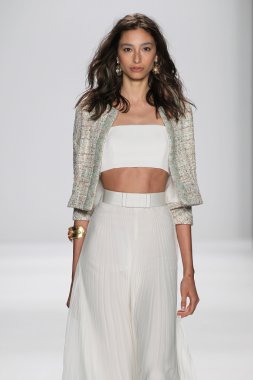 Modeli Badgley Mischka defile pist yürür