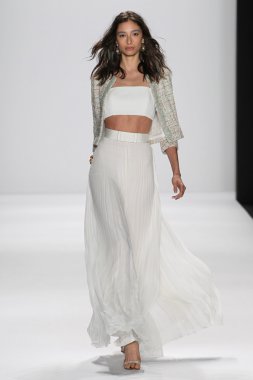 Modeli Badgley Mischka defile pist yürür