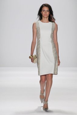 Modeli Badgley Mischka defile pist yürür