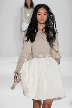 Modeli Badgley Mischka defile pist yürür