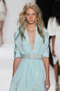 Modeli Badgley Mischka defile pist yürür