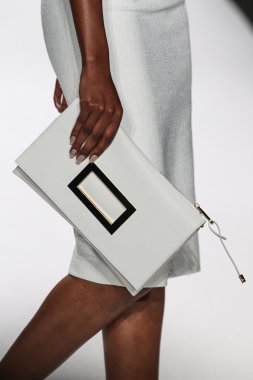 Modeli Badgley Mischka defile pist yürür