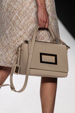 Modeli Badgley Mischka defile pist yürür