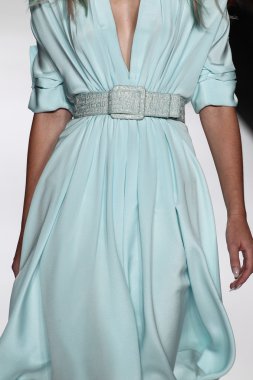 Modeli Badgley Mischka defile pist yürür