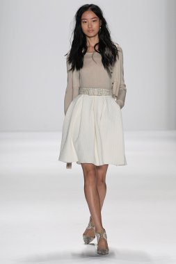 Modeli Badgley Mischka defile pist yürür