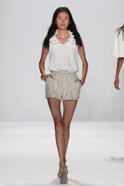 Modeli Badgley Mischka defile pist yürür