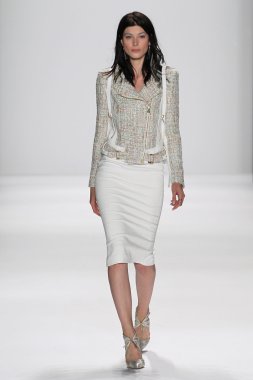 Modeli Badgley Mischka defile pist yürür