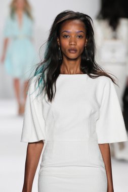 Modeli Badgley Mischka defile pist yürür