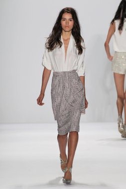 Modeli Badgley Mischka defile pist yürür