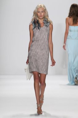 Modeli Badgley Mischka defile pist yürür