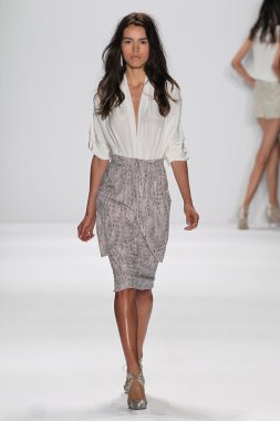 Modeli Badgley Mischka defile pist yürür