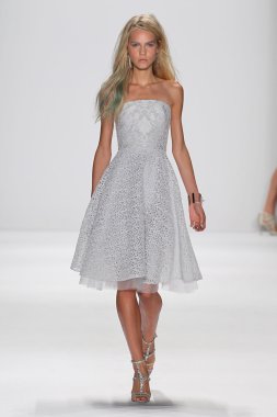 Modeli Badgley Mischka defile pist yürür