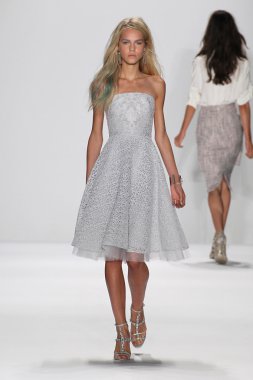 Modeli Badgley Mischka defile pist yürür
