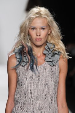 Modeli Badgley Mischka defile pist yürür