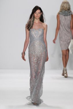 Modeli Badgley Mischka defile pist yürür