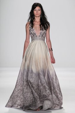 Modeli Badgley Mischka defile pist yürür